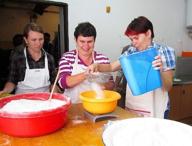 Od lewej Ewa i Sabina uczą się wyrabiać ciasto
