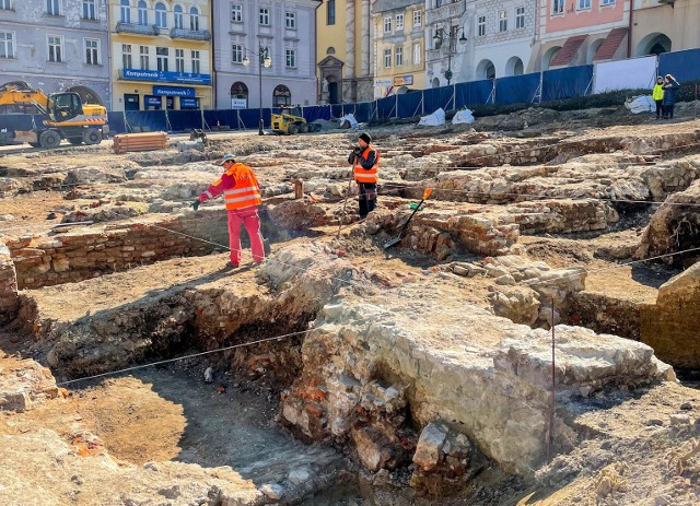 Podczas badań archeologicznych rynku w Przemyślu znaleziono kilkaset zabytków archeologicznych.