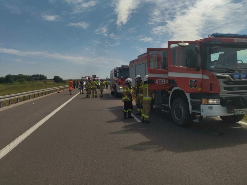 Osobówka spłonęła na autostradzie A4 w Łukawcu w powiecie rzeszowskim [ZDJĘCIA]