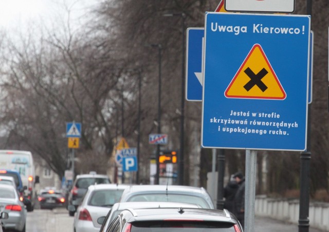 Jedna z nowych tablic, informująca o skrzyżowaniach równorzędnych w strefie Tempo 30, stanęła już przy ulicy Sienkiewicza.