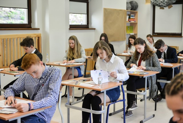 Egzamin gimnazjalny WOS HISTORIA JĘZYK POLSKI ODPOWIEDZI PYTANIA ARKUSZE 2018
