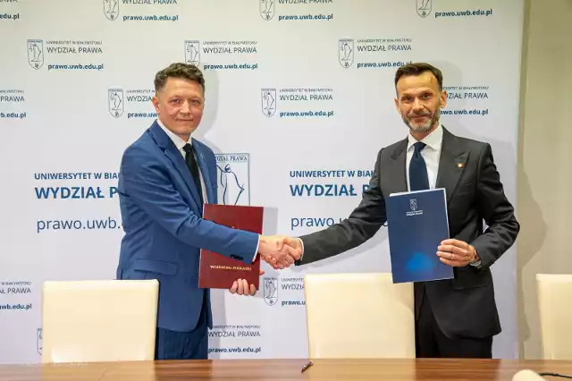 Wojewoda podlaski dr Jacek Brzozowski zawarł porozumienie z Wydziałem Prawa UwB. Na zdjęciu wojewoda z dziekanem wydziału - prof. dr hab. Mariuszem Popławskim.