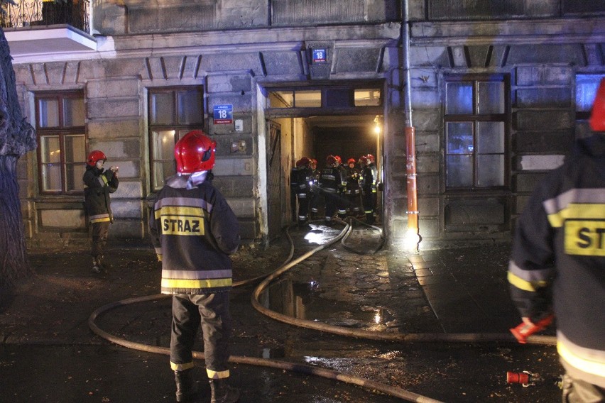 Strażacy ewakuowali kilkudziesięciu lokatorów z kamienicy, w...