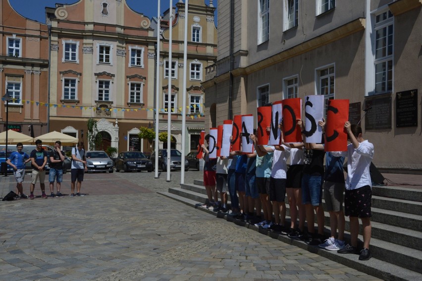 W południe na opolskim rynku zebrali się uczniowie,...