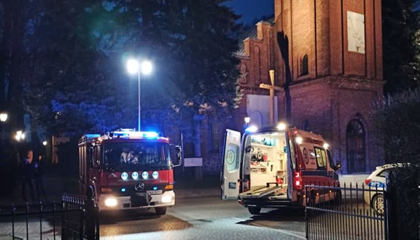 Powiat wałecki. Nieszczęśliwy wypadek pod kościołem w Mirosławcu. Samochód przygniótł kierowcę do bramy garażu. Będzie miał operację nogi