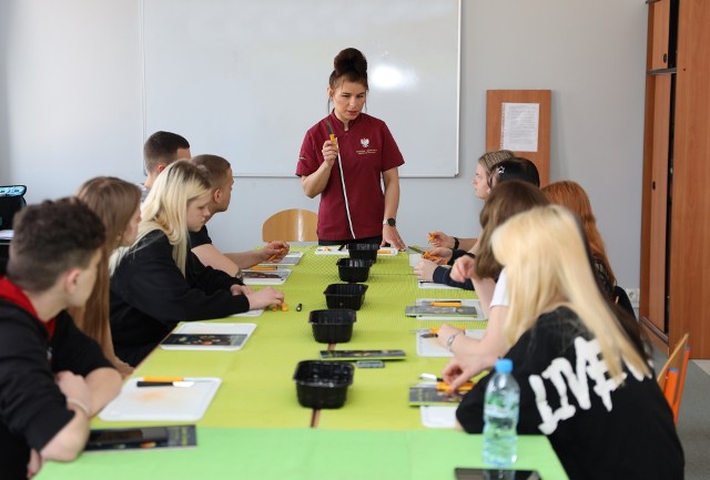 Tak wyglądało szkolenie rzeźbienia w owocach i warzywach w Centrum Edukacji i Pracy Młodzieży i Ośrodek Szkolenia Zawodowego we Włocławku.