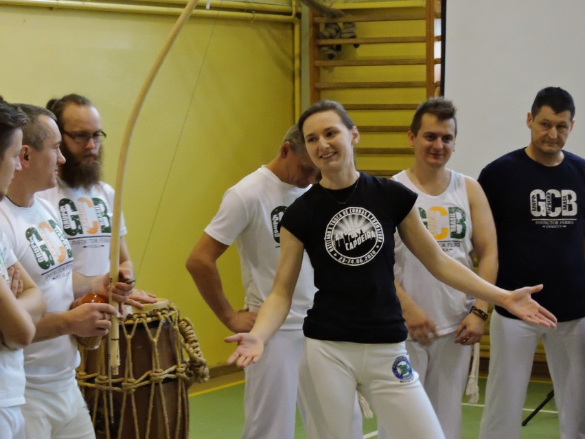 Pokaz caopeiry w SP nr 3 w Ostrołęce: wystąpiła miejscowa sekcja Grupa Capoeira Brasil