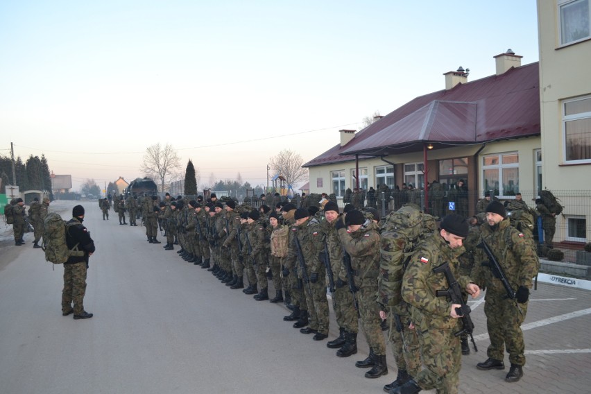 Blisko trzystu żołnierzy stacjonowało w szkole w Brynicy