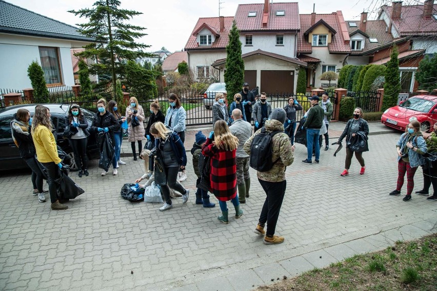 Białystok. We wtorek w południe TaniaKsiazka.pl posprzątała las na Pietraszach [zdjęcia]