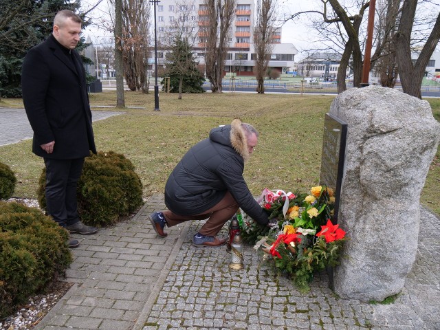 Składanie wieńca przy obelisku poświęconym pamięci Matek Sybiraczek, które poświęcały się dla dzieci