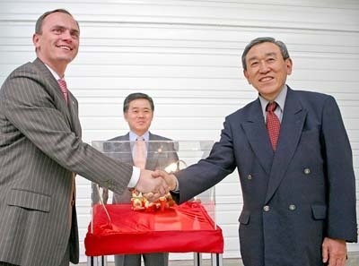 Burmistrz Wiesław Wabik i prezes korporacji Sandena Masayoshi Ushikubo w przyjaznym uścisku. W tle milionowy kompresor i prezes SMP Tsugio Nishi.