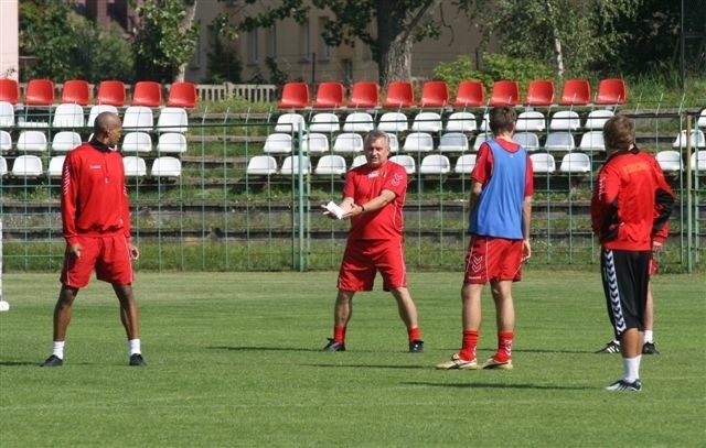 Trener Marek Motyka na czwartkowym treningu pokazywał piłkarzom jak mają grać w meczu z Odrą.