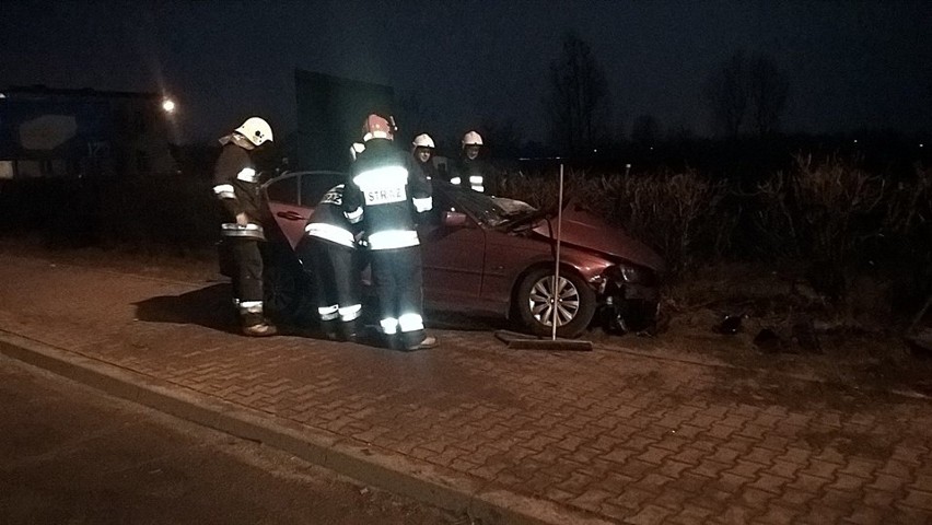 Kierowca bmw porzucił rozbity samochód.