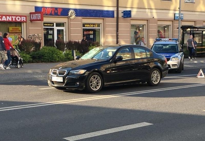 Wypadek na Sienkiewicza: Bmw potrąciło pieszego / Zdjęcie...