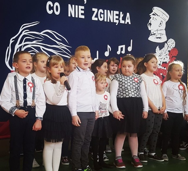 Szkoła Podstawowa w Królewcu aktywnie włączyła się w ogólnopolską akcję „Szkoła do hymnu”. Punktualnie o godzinie 11:11 uczniowie, nauczyciele na czele z panią dyrektor Anną Cholewińską odśpiewali 4-zwrotkowego „Mazurka Dąbrowskiego”.Tym razem hymn wykonało 193 uczniów.Koordynatorami akcji były: dyrektor szkoły Anna Cholewińska i Agnieszka Nowacka.Akcja była kontynuacją ubiegłorocznej inicjatywy „Rekord dla Niepodległej”, w której wzięła udział społeczność Szkoły Podstawowej Królewiec. Zobacz więcej na kolejnych slajdach>>>