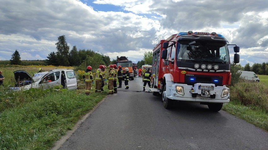 Wypadek w Antoniewie (pow. zgierski). Pięciu poszkodowanych w tym troje dzieci. Interweniował śmigłowiec