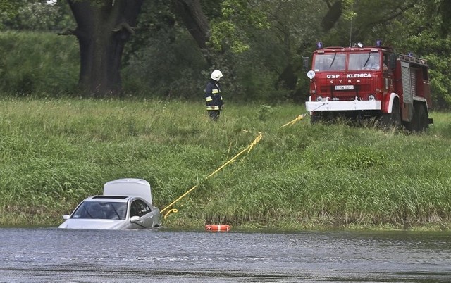 Z promu w Milsku zsunęło się auto i wpadło do rzeki