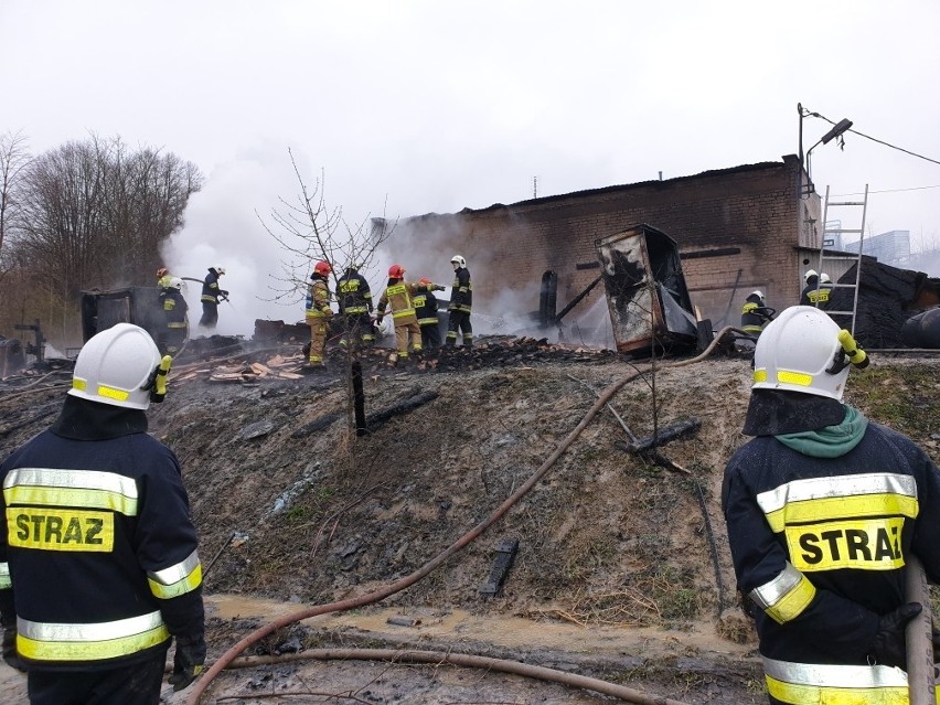 Strażacy walczą z pożarem