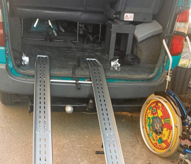 Według urzędniczki Moniki Kmak ten bus, z miejscem w  bagażniku i bez platformy spełnia wymogli dla niepełnosprawnych