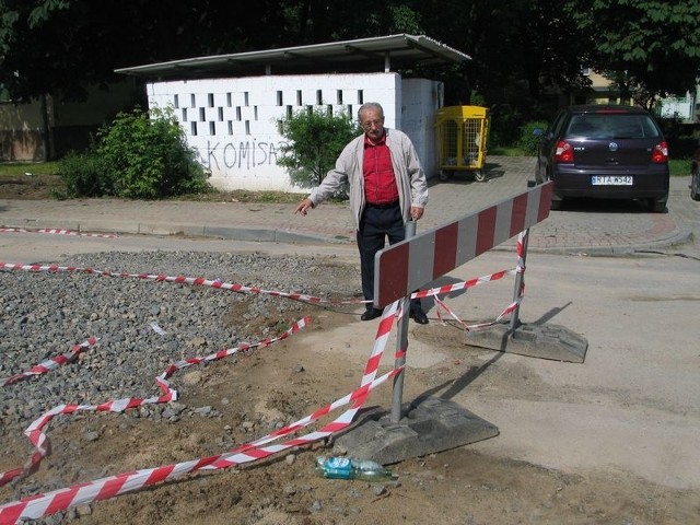 Eugeniusz Chałucha, mieszkaniec ulicy Wianek na osiedlu Przywiśle pokazuje ulicę, która z powody powtarzających się awarii, jest systematycznie rozkopywana.
