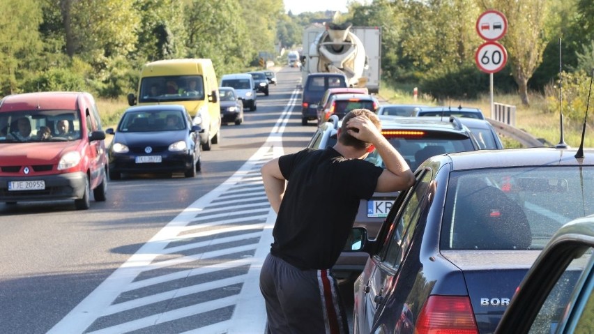 Drogowcy zablokowali "7" koło Chęcin. Gigantyczne korki