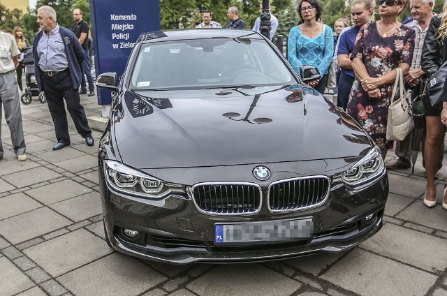 Od wtorku, 17 lipca, zielonogórska drogówka ma nową broń na piratów drogowych. To najnowsze bmw z 250- konnym silnikiem oraz wideorejestratorem na pokładzie.To z pewnością obecnie najszybszy radiowóz zielonogórskiej drogówki. Nie byle jaki, bo to bmw serii 3. Pod maską kryje aż 250-konny silnik. Na wyposażeniu dla wygody ma między innymi automatyczną skrzynię biegów. – Niezłe cacko – mówili policjanci oglądając najnowszy wóz, który od środy wejdzie do codziennych patroli na drogach Zielonej Góry oraz powiatu.Zobacz też wideo: Policja z Międzyrzecza i Nowej Soli zatrzymała narkotykowych dilerów. Jeden z nich chciał przejechać policjanta