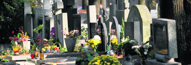 Łodzianka rozpacza, bo władze katolickiej części Starego Cmentarza zlikwidowały grób jej matki