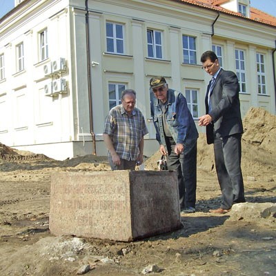 Odnalezionym fragmentem pomnika zainteresowali się przechodnie. Jednym z nich był Tadeusz Puchalski (w środku), który po raz ostatni widział ten kamień 68 lat temu.