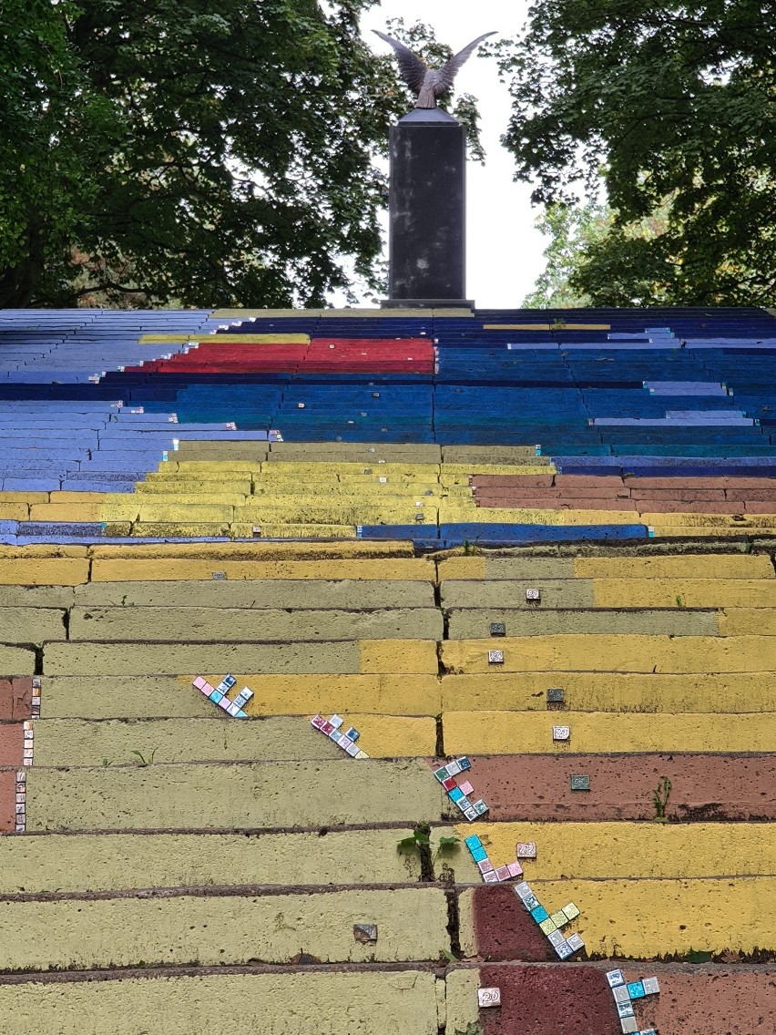 Mural zniknąć ma z parkowych schodów do końca października