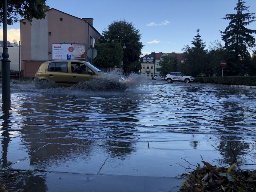 Nawałnica w Ostrołęce i powiecie ostrołęckim. 4.10.2020. Powalone drzewa, zerwane dachy, linie energetyczne, zalane ulice. Zdjęcia, wideo