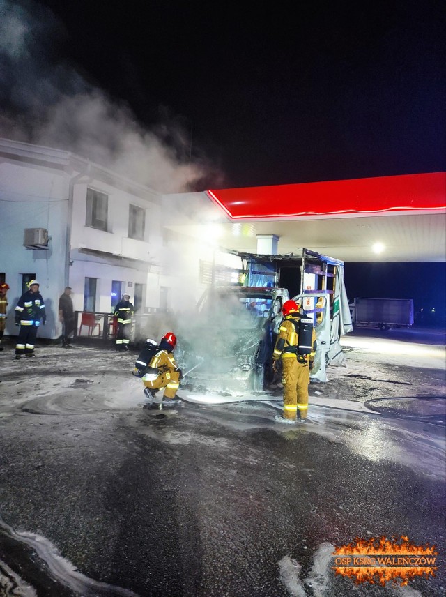 Zanim na miejsce przyjechała straż pożarna próbowano ugasić pożar