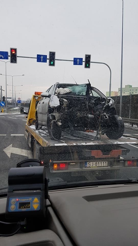 Wypadek w Jaworznie. Zderzenie tak potężne, że z auta wypadł silnik ZOBACZCIE ZDJĘCIA i WIDEO
