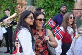 Korowodem przemaszerowali przez miasto.Studenci z Norwegii uczcili Święto konstytucji