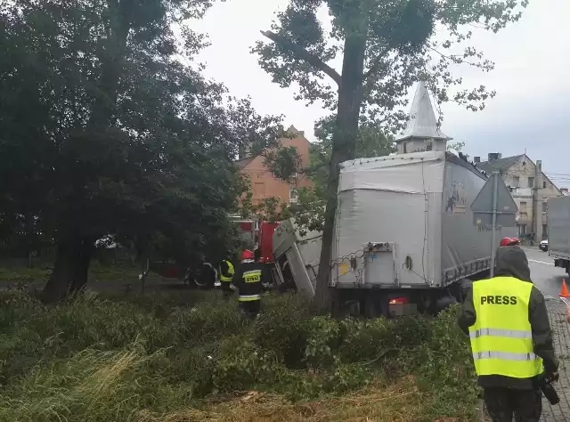 Wypadek w miejscowości Radzików (pow. dzierżoniowski). Samochód ciężarowy uderzył w drzewo. 15.06.2016