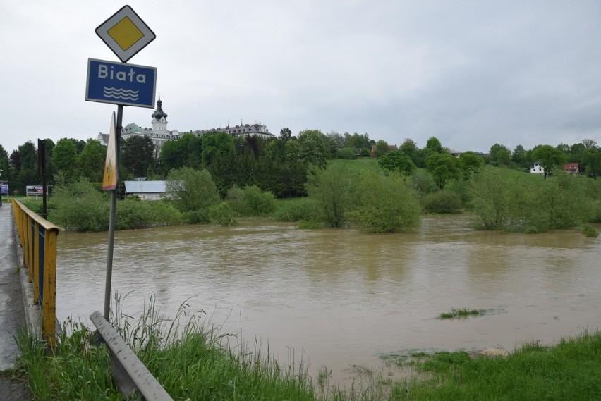 Idzie powodziowa fala na Białej. Zagrożone Ciężkowice i Tuchów