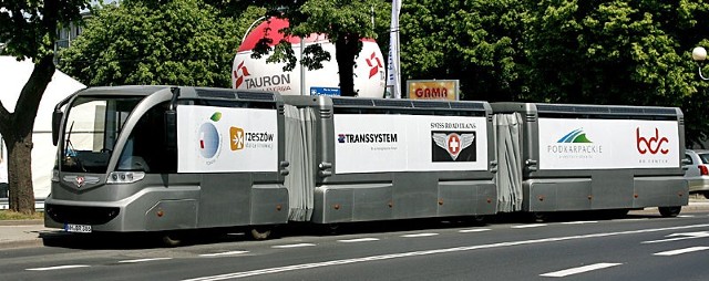 Ten nowoczesny autobus jeździł po Rzeszowie. Ma 18 metrów długości i tylko dwa metry szerokości. Może zabrać ponad 50 pasażerów.