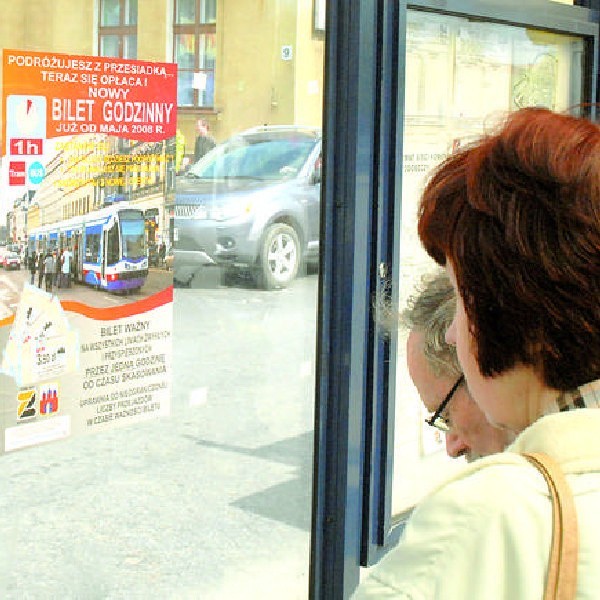 O nowych - godzinnych - biletach MZK informuje za pomocą plakatów na wiatach