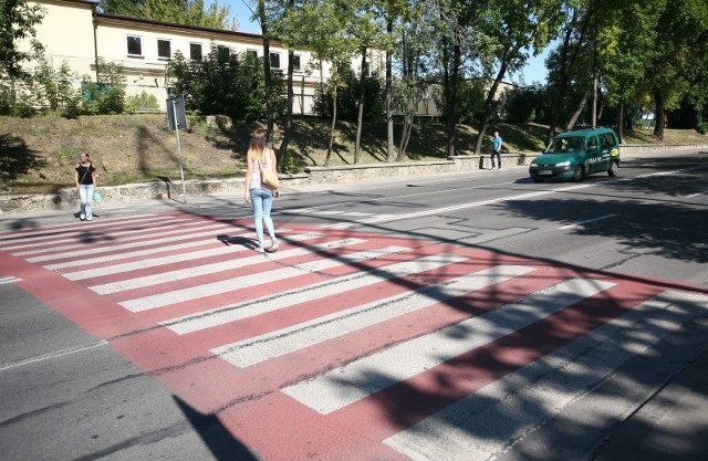 Azylu na przejściu dla pieszych przy ulicy Narutowicza nie będzie.