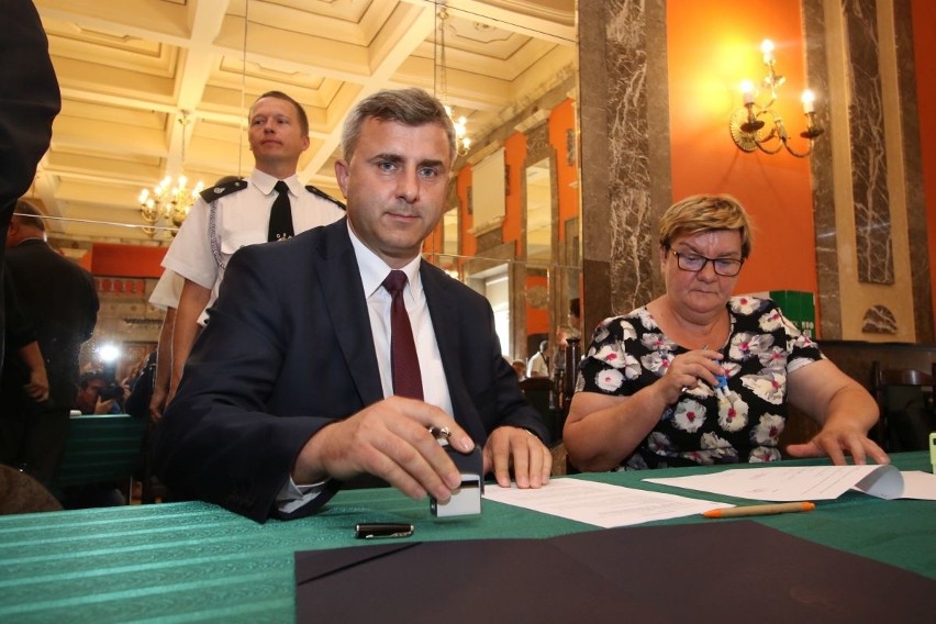 Umowę podpisuje Dariusz Meresinski - burmistrz Daleszyc