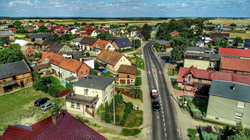 Zobacz Dąbrówkę Wielkopolską z lotu ptaka. Wygląda niesamowicie [ZDJĘCIA]