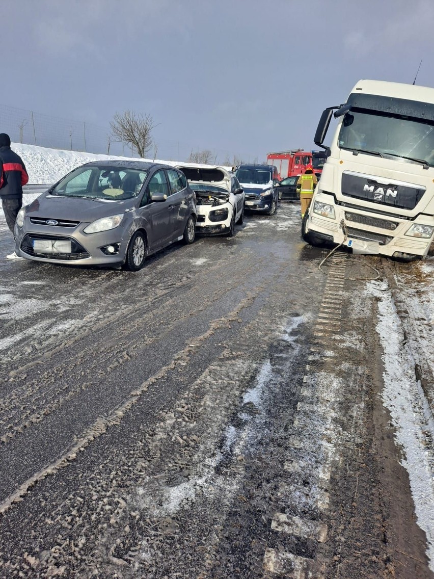 Karambol na dziewięć samochodów na ekspresowej drodze S7 w Świątnikach w gminie Wodzisław. Droga była całkowicie zablokowana! Zobacz zdjęcia
