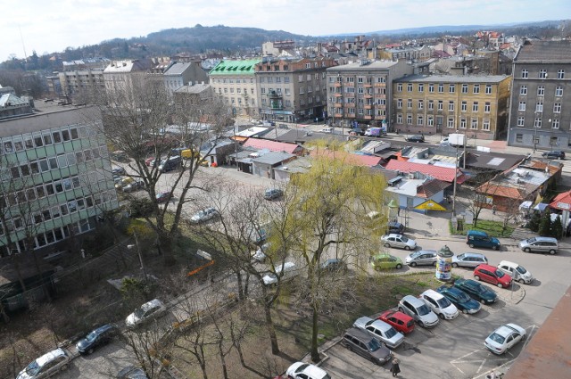 Plac na Stawach zastawiony jest samochodami. Parkują tu okoliczni mieszkańcy, klienci targowiska i petenci pobliskich urzędów. Parking ma pozwolić odciążyć chodniki z aut. Pojawią się zakazy postoju