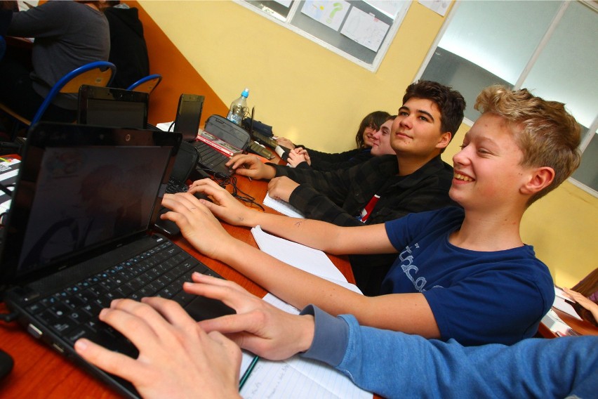W Gimnazjum nr 56 w Poznaniu uczniowie uczą się w e-klasach....