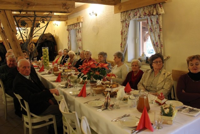 Na spotkanie wigilijno- opłatkowe zaproszono  ponad  80 starszych i często samotnych mieszkańców  z terenu gminy Obrazów.