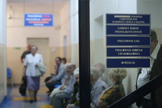 Kolejki do lekarzy w ramach NFZ czasem są bardzo długie. Na szczęście zdecydowana większość lekarzy przyjmie nas niemal od ręki lub z kilkumiesięcznym oczekiwaniem. Są niestety też tacy specjaliści, do których kolejka liczy już blisko 30 lat! Zobaczcie, do jakich lekarzy trzeba tak długo czekać w kraju i regionie. W całym kraju powtarzają się  lekarze specjaliści, do których czekać trzeba najdłużej to głównie lekarze stomatolodzy, chirurdzy (ortopedia), a także oddziały rehabilitacji. Najbardziej odległy termin wizyty wypada na 2048 rok. *********