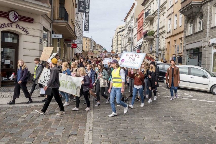 Młodzieżowy Strajk Klimatyczny w piątek odbywa się na całym...