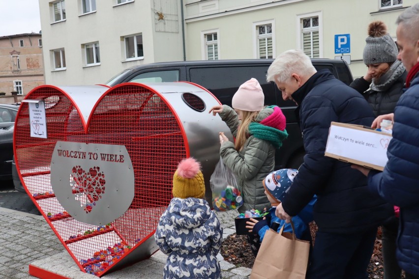 Serce z nakrętkami plastikowymi w Wołczynie.