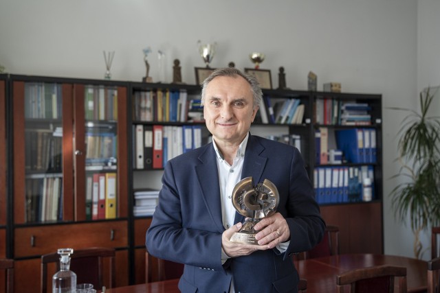 Za swoje osiągnięcia naukowe i zawodowe prof. Tomasz Siwowski otrzymał wiele nagród oraz kilka odznaczeń państwowych i zawodowych