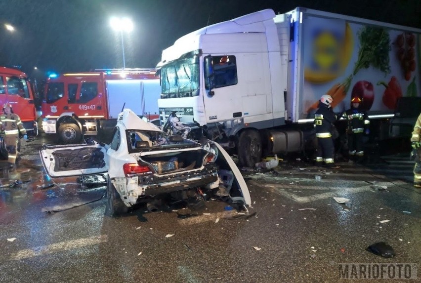 Wypadek w Gogolinie. Bmw zderzyło się czołowo z ciężarówką. Dwie osoby nie żyją 