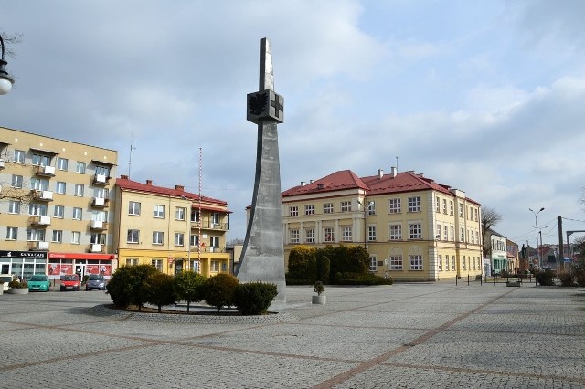 Centrum Niska z widoczną za pomnikiem siedzibą władz powiatu